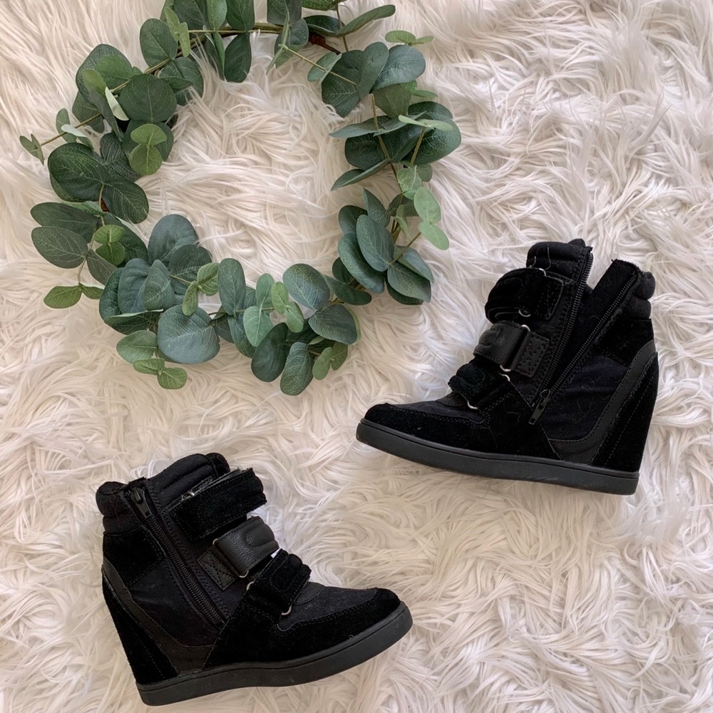 Wedge tennis shoes